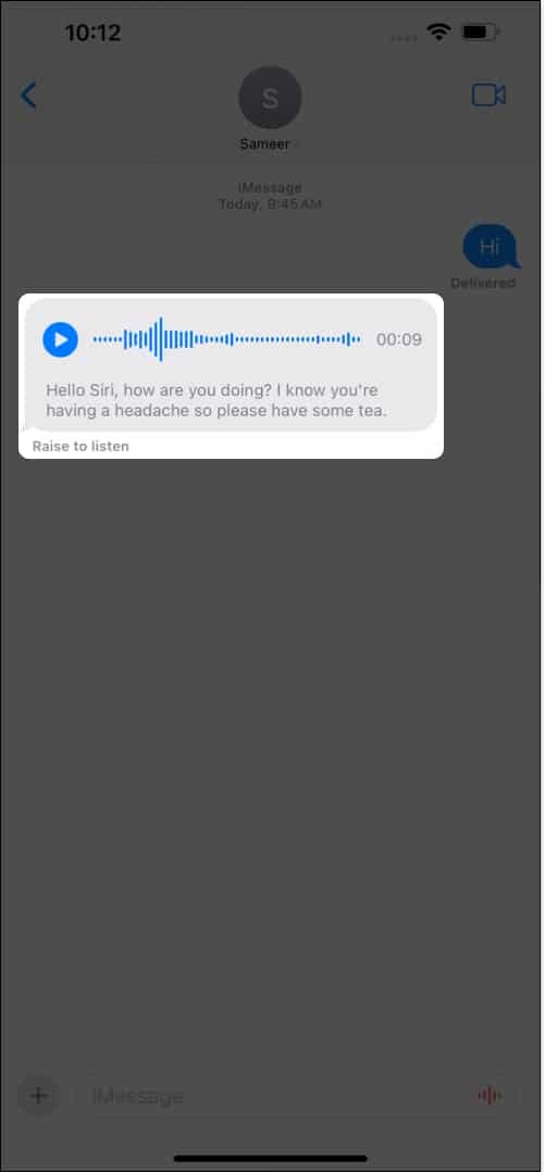 Toque el ícono de reproducción para reproducir el mensaje de audio o levante el iPhone para escucharlo.