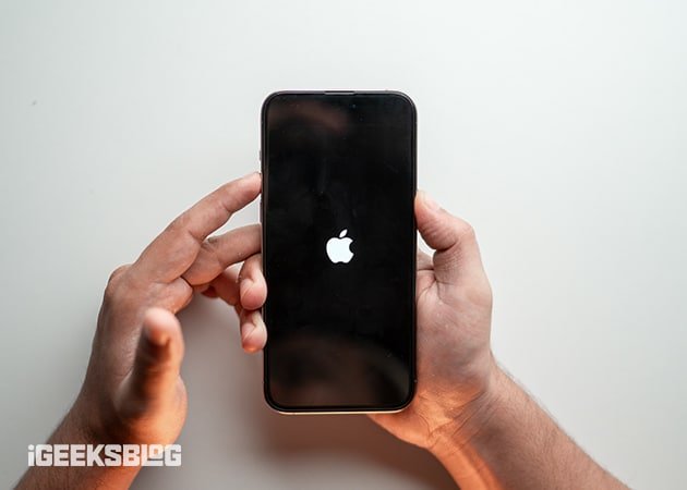 Presionar el botón Subir volumen y lateral para reiniciar un iPhone